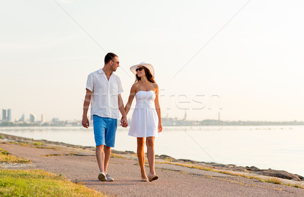 Stockfoto: Glimlachend · paar · lopen · buitenshuis · liefde · reizen