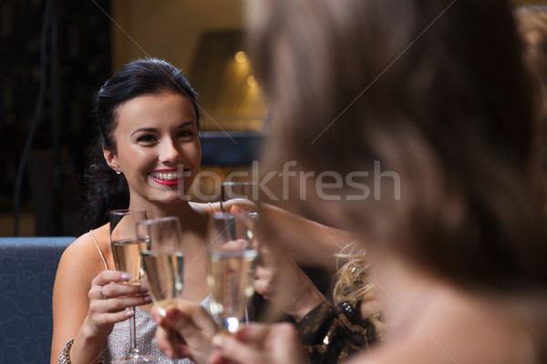 Gelukkig vrouwen champagne bril nachtclub viering Stockfoto © dolgachov