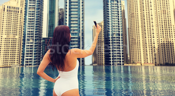 Femeie smartphone oraş piscină vară Imagine de stoc © dolgachov