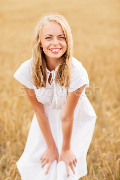 Lächelnd weißen Kleid Getreide Bereich Land Stock foto © dolgachov
