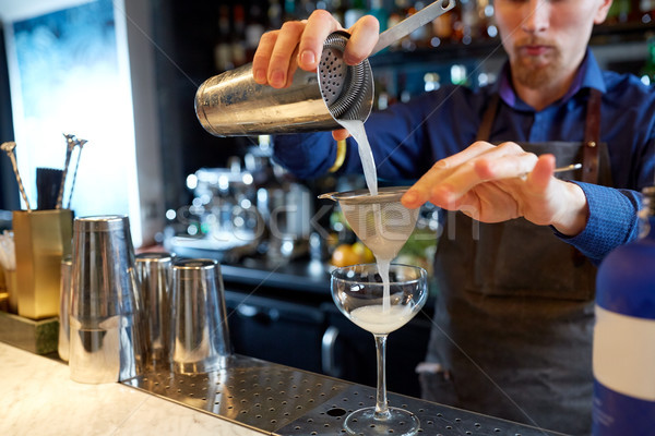 Barman shaker cocktail bar alcool băuturi Imagine de stoc © dolgachov
