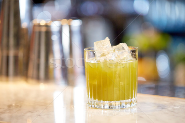 Sticlă cocktail bar alcool băuturi Imagine de stoc © dolgachov