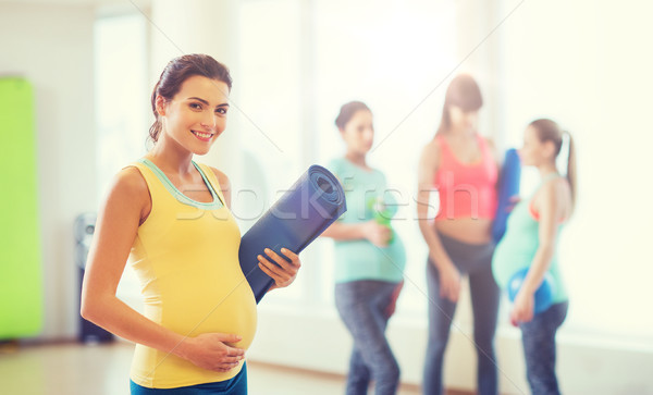 Gelukkig zwangere vrouw gymnasium zwangerschap sport fitness Stockfoto © dolgachov