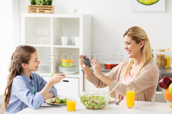 Femme fille smartphone maison famille [[stock_photo]] © dolgachov