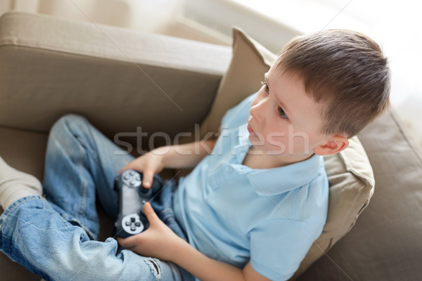 Pequeño nino gamepad jugando videojuegos casa Foto stock © dolgachov