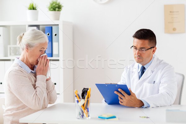 Senior mulher médico reunião hospital medicina Foto stock © dolgachov