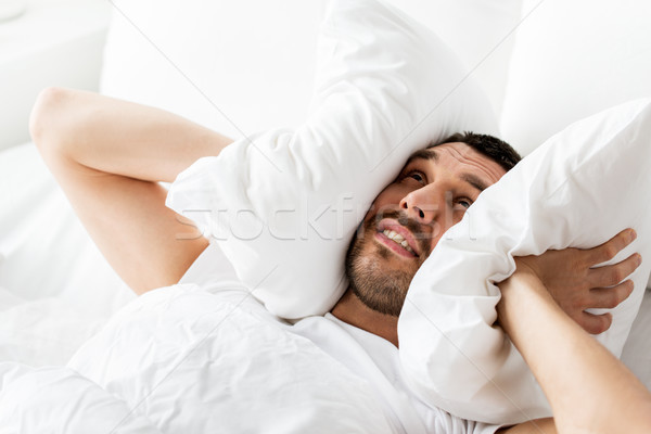 Człowiek bed poduszkę cierpienie hałasu ludzi Zdjęcia stock © dolgachov