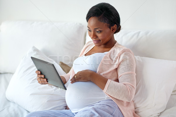 Feliz mulher grávida casa gravidez tecnologia Foto stock © dolgachov