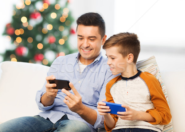 Heureux père en fils smartphones Noël technologie famille [[stock_photo]] © dolgachov