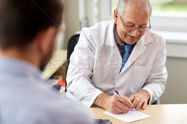 Medic scris reteta pacient clinică medicină Imagine de stoc © dolgachov