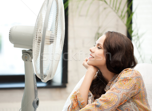 Glücklich lächelnde Frau Sitzung Ventilator Bild Frau Stock foto © dolgachov