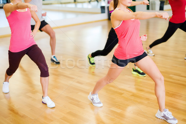 Csoport mosolyog emberek testmozgás tornaterem fitnessz Stock fotó © dolgachov