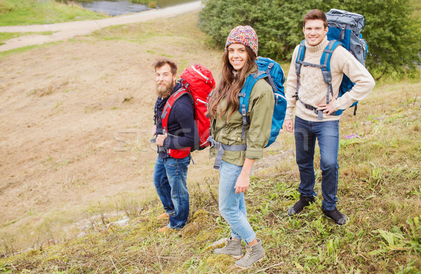 Groep glimlachend vrienden wandelen avontuur reizen Stockfoto © dolgachov