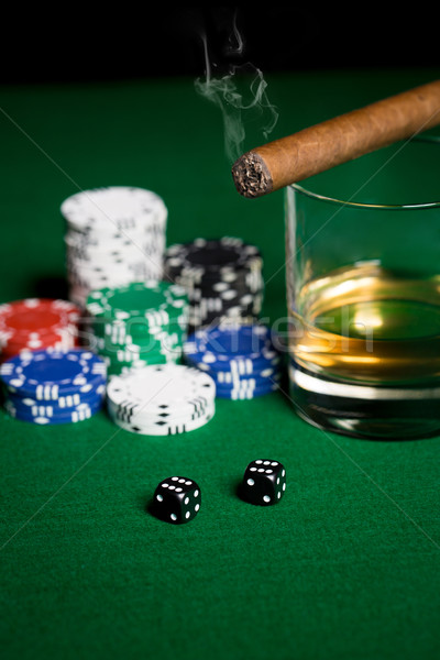 關閉 芯片 骰子 威士忌酒 雪茄 表 商業照片 © dolgachov
