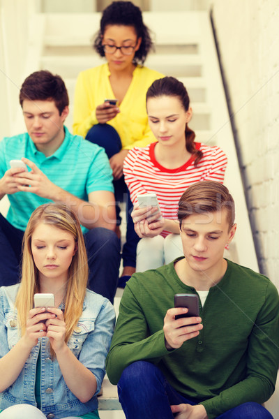 Ocupat studenţi smartphone-uri şedinţei scară educaţie Imagine de stoc © dolgachov