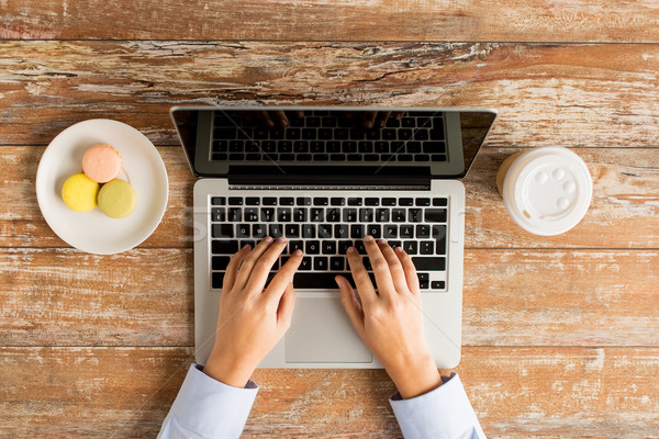 Stockfoto: Vrouwelijke · handen · laptop · koffie · business
