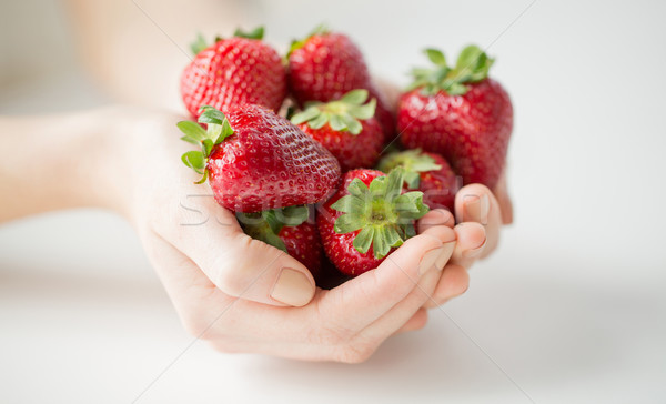 Femme mains fraises [[stock_photo]] © dolgachov