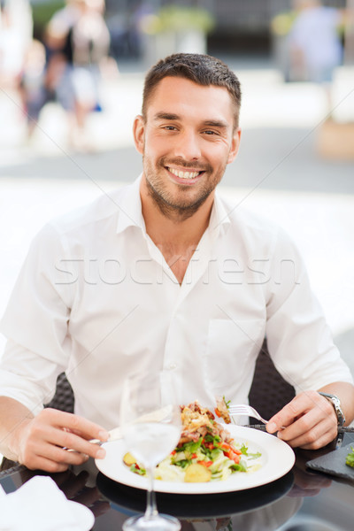Foto stock: Feliz · homem · alimentação · salada · jantar · restaurante
