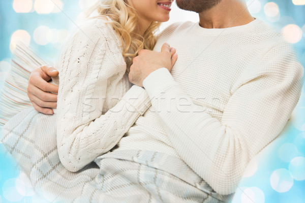Gelukkig paar knuffelen home liefde Stockfoto © dolgachov