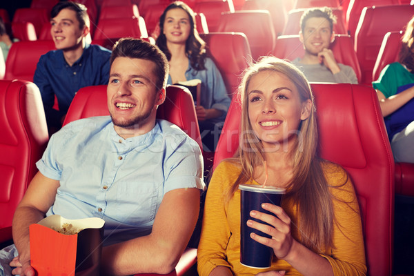 Foto stock: Feliz · amigos · viendo · película · teatro · cine