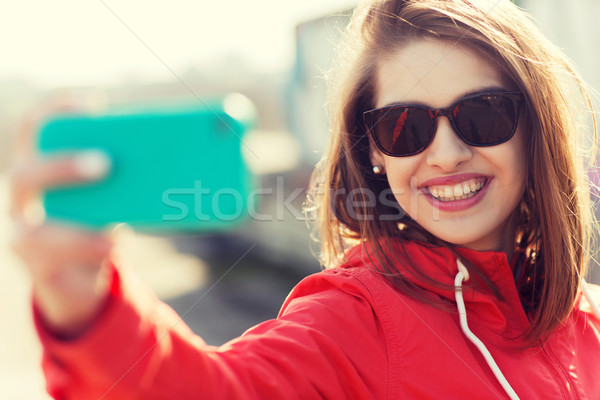 ストックフォト: 笑みを浮かべて · 若い女性 · スマートフォン · ライフスタイル · レジャー