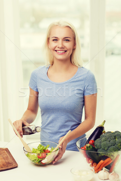 Foto stock: Mujer · sonriente · cocina · vegetales · ensalada · casa · alimentación · saludable