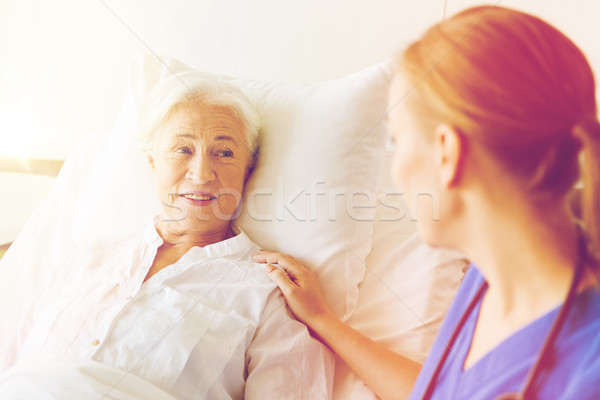 Medic asistentă senior femeie spital medicină Imagine de stoc © dolgachov