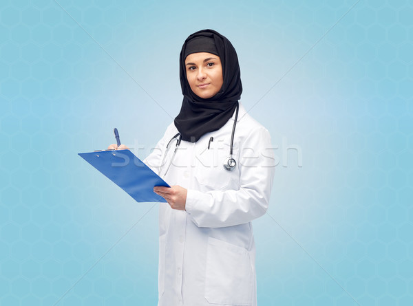 [[stock_photo]]: Musulmans · Homme · médecin · hijab · presse-papiers · médecine