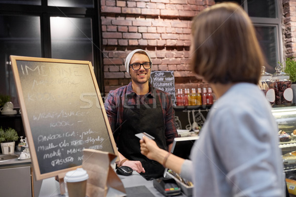 Stockfoto: Barman · vrouw · betalen · creditcard · cafe · kleine · bedrijven