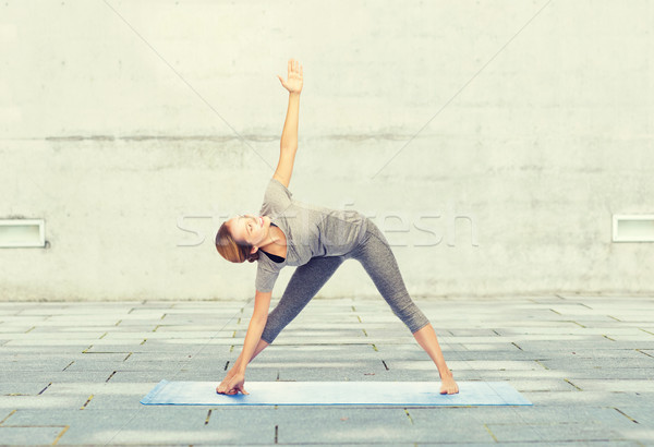 Foto stock: Mujer · yoga · triángulo · plantean · fitness