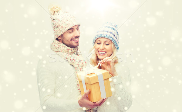 Mosolyog pár tél ruházat ajándék doboz ünnepek Stock fotó © dolgachov