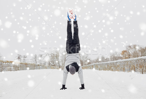 Młody człowiek handstand zimą fitness sportu szkolenia Zdjęcia stock © dolgachov