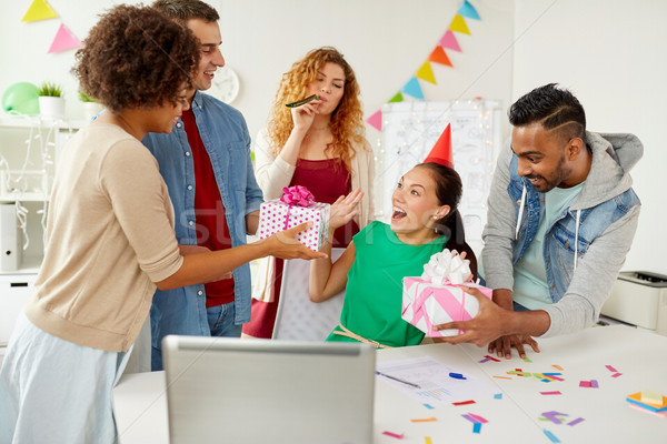 Csapat üdvözlet kolléga iroda születésnapi buli vállalati Stock fotó © dolgachov