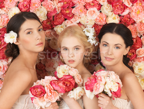 Drie vrouwen vol rozen mooie vrouw Stockfoto © dolgachov