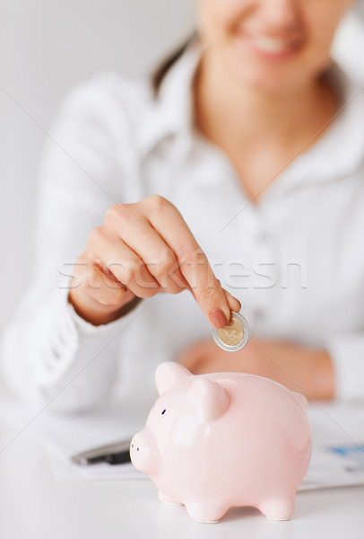 Foto stock: Mujer · mano · moneda · pequeño · alcancía · negocios