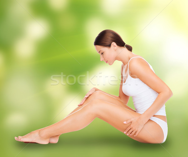 Femeie frumoasa alb bumbac lenjerie de corp sănătate frumuseţe Imagine de stoc © dolgachov