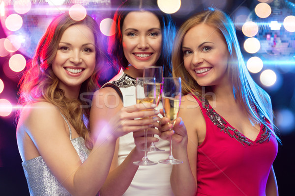 Foto stock: Tres · sonriendo · mujeres · champán · gafas · año · nuevo