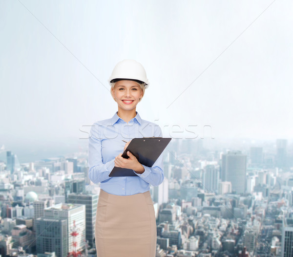 Stockfoto: Glimlachend · zakenvrouw · helm · gebouw · ontwikkelen