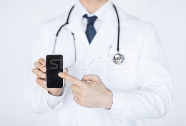 Сток-фото: врач · указывая · смартфон · мужской · доктор · интернет