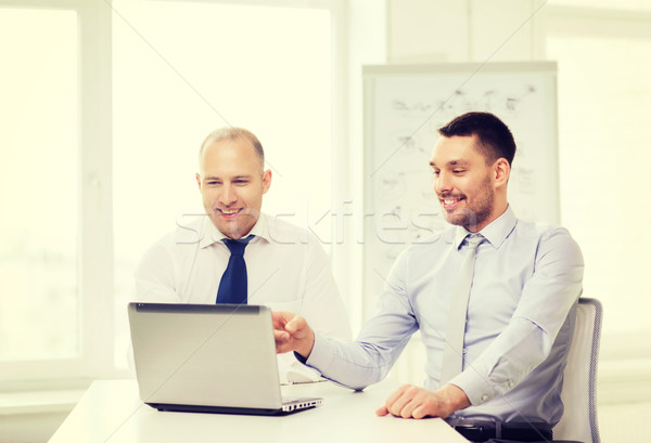 Foto stock: Dois · sorridente · empresários · laptop · escritório · negócio