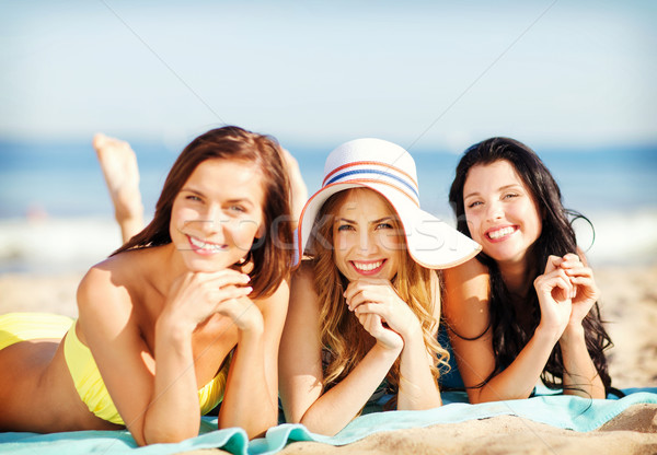 Сток-фото: девочек · солнечные · ванны · пляж · лет · праздников · отпуск