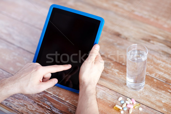 Stock fotó: Közelkép · kezek · táblagép · tabletták · víz · gyógyszer