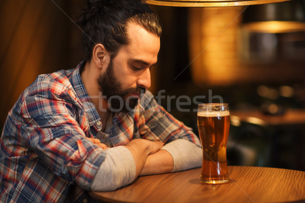 Infeliz solitario hombre potable cerveza bar Foto stock © dolgachov