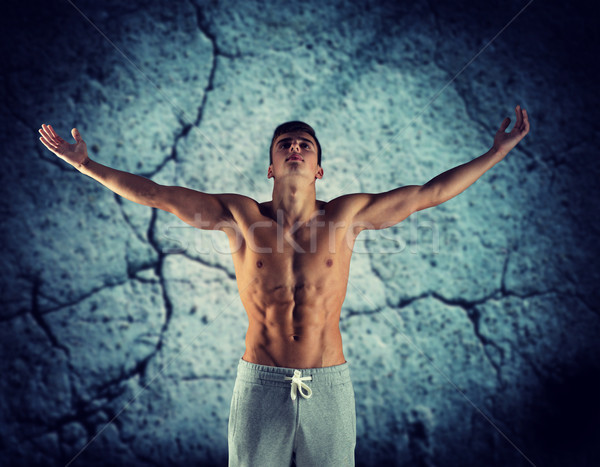 Jovem masculino musculação as mãos levantadas esportes Foto stock © dolgachov