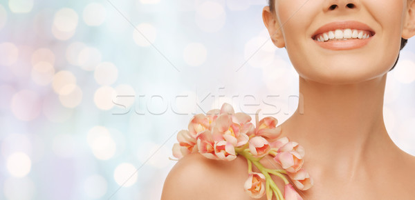 Foto d'archivio: Donna · sorridente · orchidea · fiore · bellezza · persone