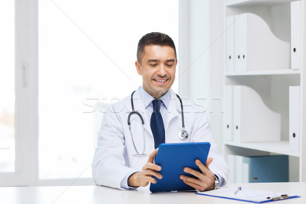 Foto stock: Sonriendo · doctor · de · sexo · masculino · blanco · abrigo · salud