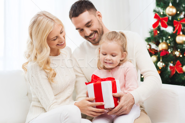 ストックフォト: 幸せな家族 · ホーム · クリスマス · ギフトボックス · 家族 · 休日