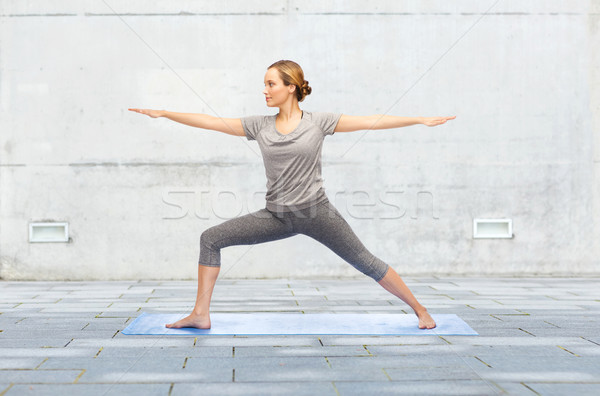 Foto stock: Mujer · yoga · guerrero · plantean · fitness