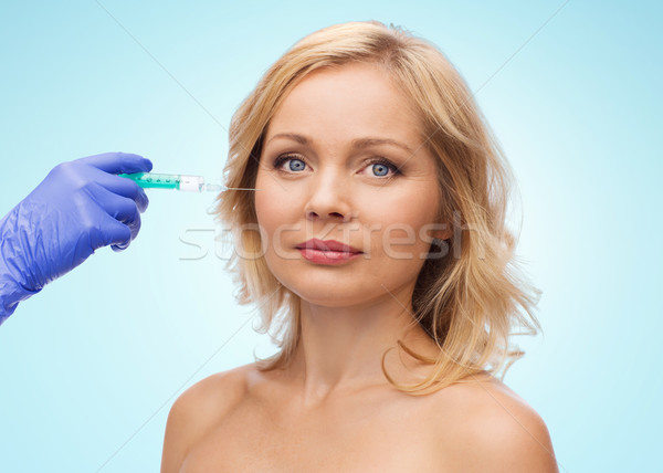 Femeie fata mână seringă frumuseţe cosmetic surgery Imagine de stoc © dolgachov
