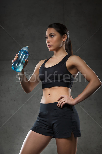 Mujer agua potable botella gimnasio fitness deporte Foto stock © dolgachov